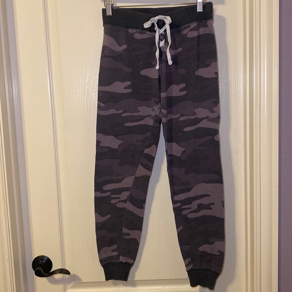 SO Perfect Dark Camo Print Jogger Sweatpant Size Juniors Small EUC